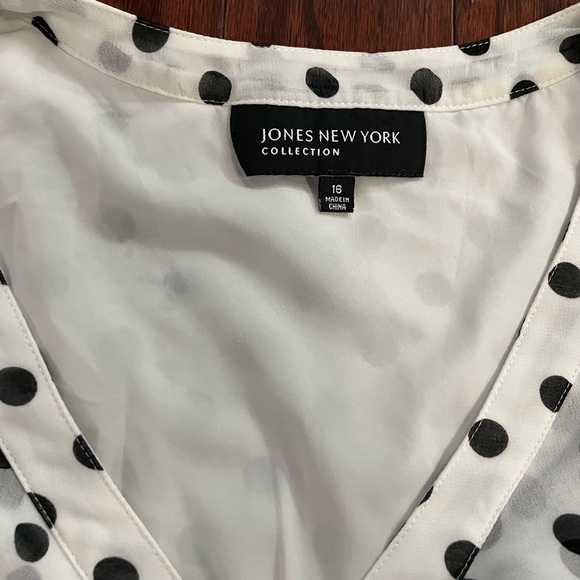 Jones New York Collection women’s blouse (white with black polka dots) - Picture 4 of 5